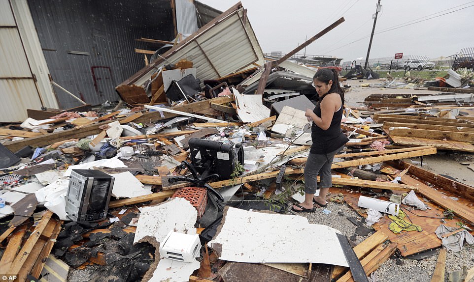 Siêu bão Harvey hoành hành Texas, Mỹ ban bố tình trạng thảm họa