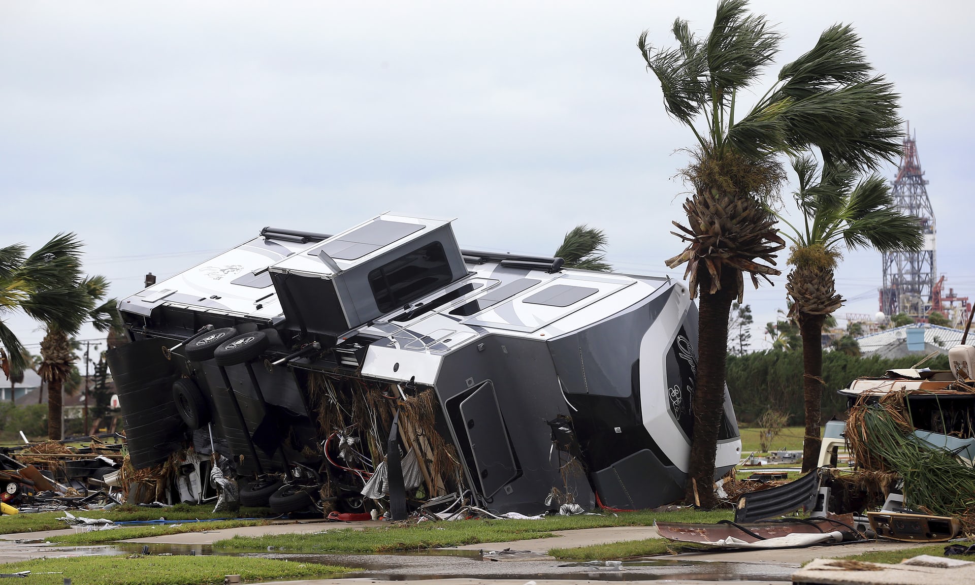 Siêu bão Harvey hoành hành Texas, Mỹ ban bố tình trạng thảm họa