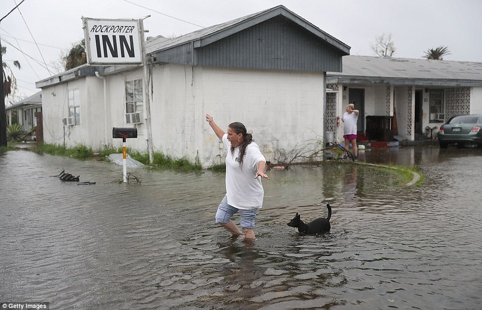 Siêu bão Harvey hoành hành Texas, Mỹ ban bố tình trạng thảm họa