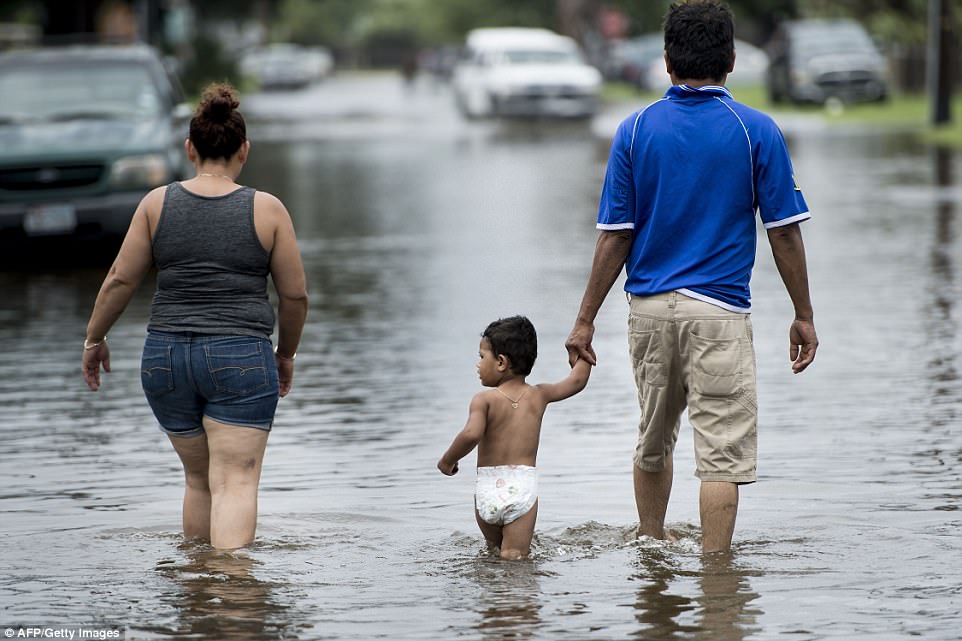 Siêu bão Harvey hoành hành Texas, Mỹ ban bố tình trạng thảm họa