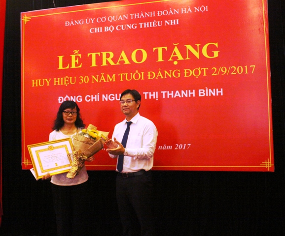 Trao tặng Huy hiệu 30 năm tuổi Đảng cho đồng chí Nguyễn Thị Thanh Bình
