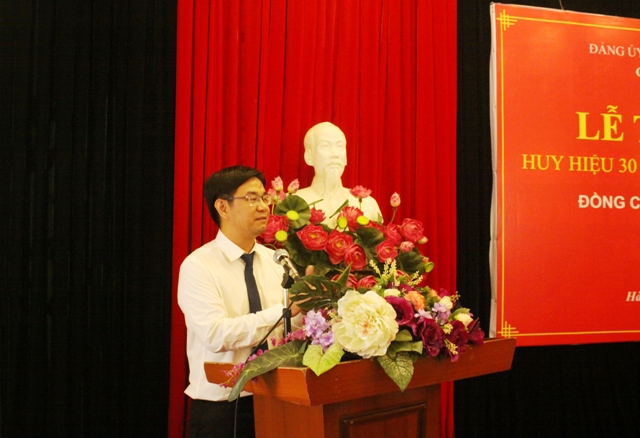 Trao tặng Huy hiệu 30 năm tuổi Đảng cho đồng chí Nguyễn Thị Thanh Bình