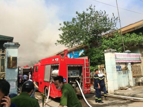 Cháy lớn tại kho hàng nghìn mét vuông trong Cảng Hà Nội