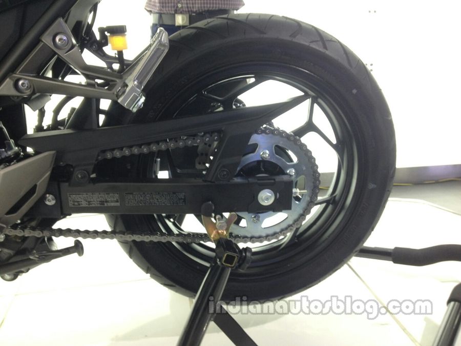 Kawasaki Z250 ABS cập nhật thêm màu mới, giá từ 102 triệu VNĐ