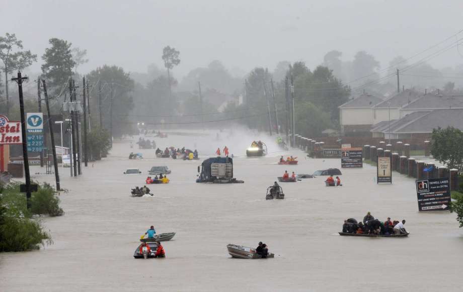 Bão Harvey “nhấn chìm” Houston, hơn 450.000 người cần hỗ trợ