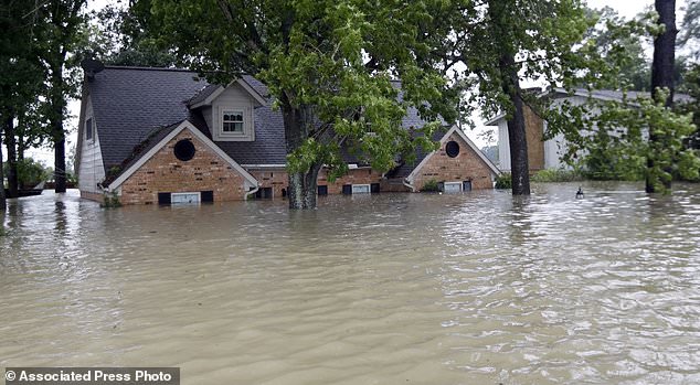 Bão Harvey “nhấn chìm” Houston, hơn 450.000 người cần hỗ trợ