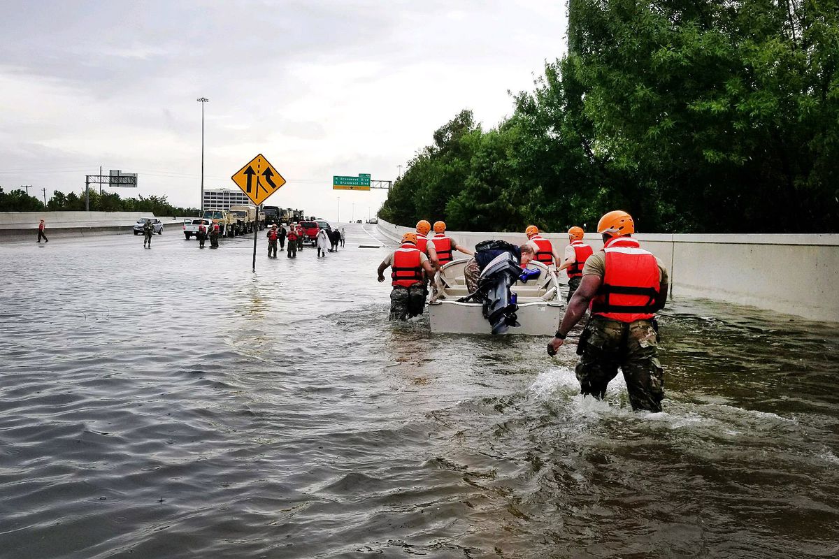 Bão Harvey “nhấn chìm” Houston, hơn 450.000 người cần hỗ trợ