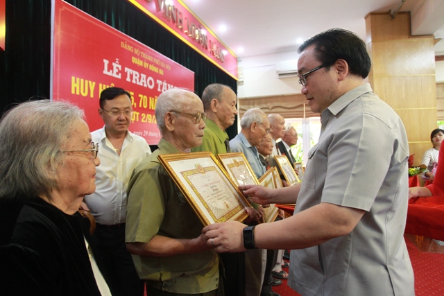 Bí thư Thành ủy Hoàng Trung Hải trao huy hiệu 75 năm tuổi Đảng cho đảng viên lão thành quận Đống Đa