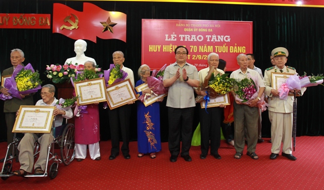 Bí thư Thành ủy Hoàng Trung Hải trao huy hiệu 75 năm tuổi Đảng cho đảng viên lão thành quận Đống Đa