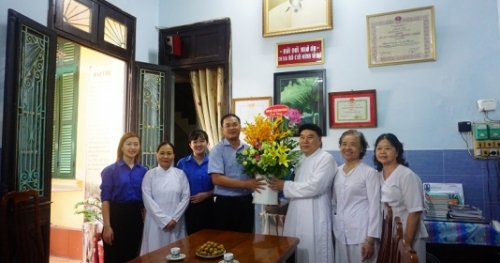 Lãnh đạo Thành đoàn Hà Nội thăm hỏi, tặng quà Thánh thất Cao Đài Thủ đô