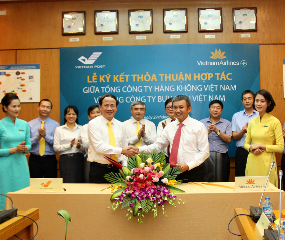 Lễ ký thỏa thuận hợp tác giữa TCty Hàng không Việt Nam và TCty Bưu điện Việt Nam