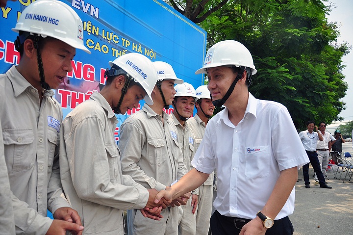 EVN HANOI sát hạch tay nghề cho công nhân Đội sửa chữa điện nóng