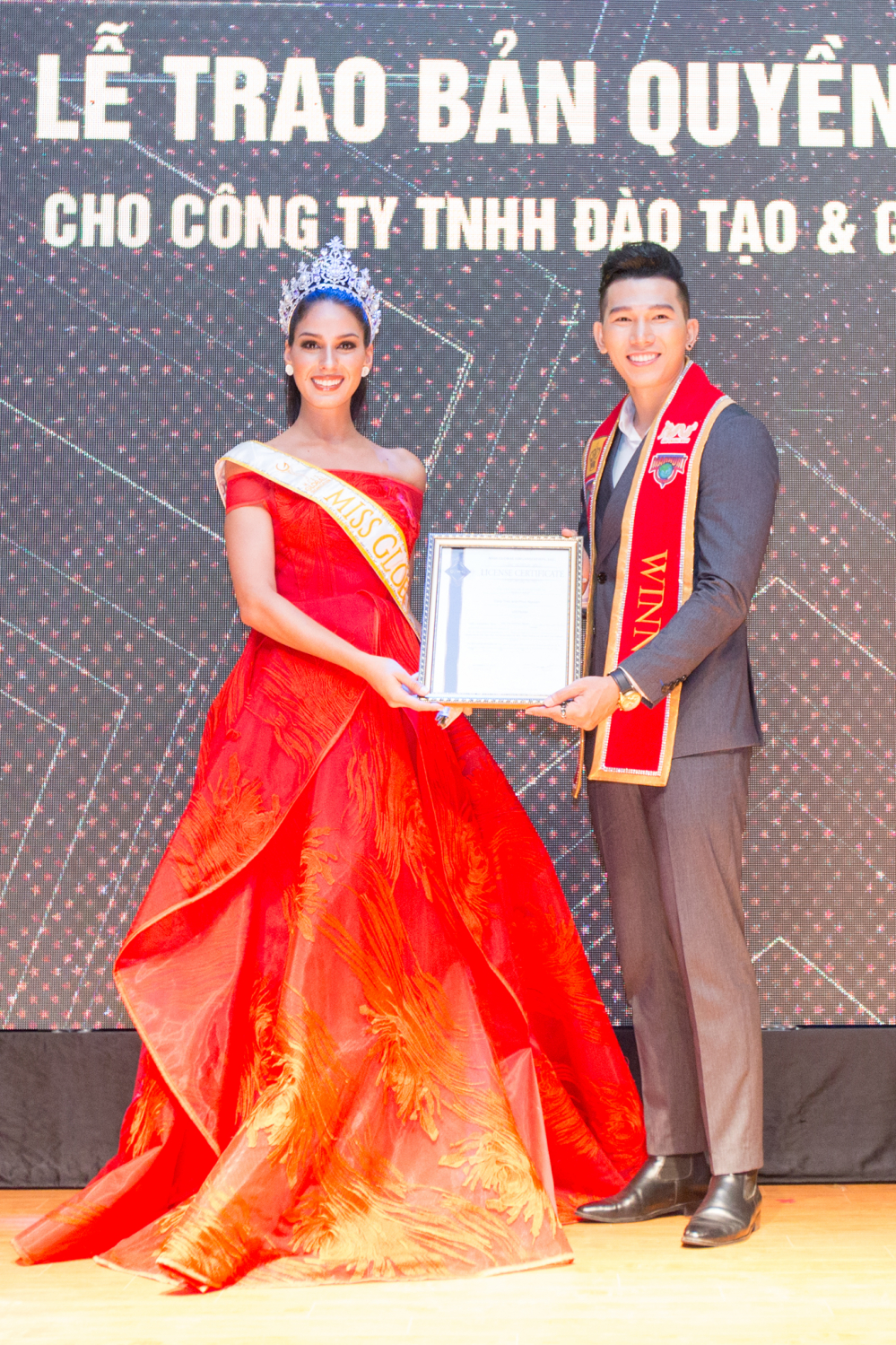 Miss Global 2017 trao bản quyền cuộc thi Miss Global cho đại diện Việt Nam- Nam vương Ngọc Tình