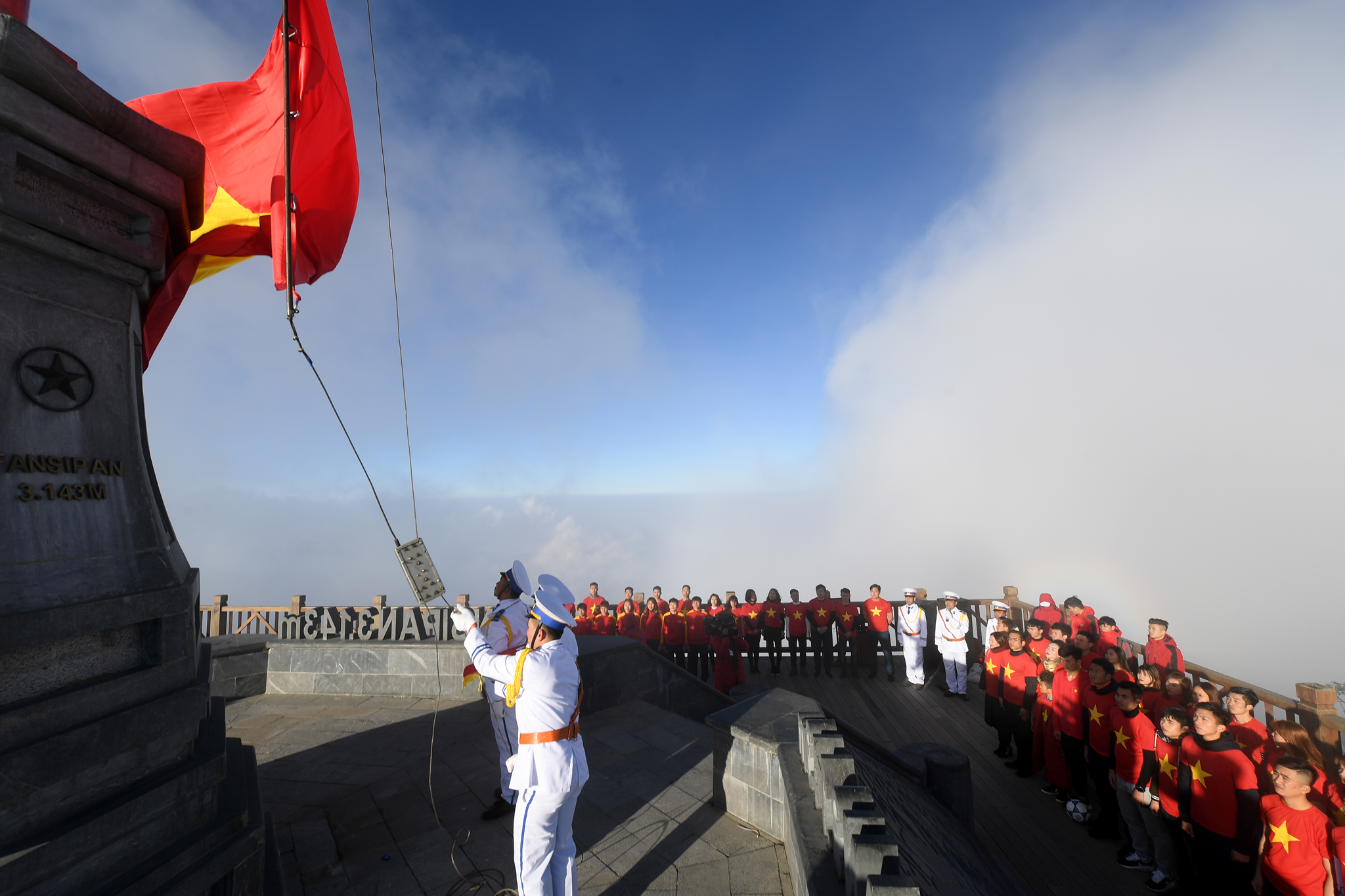 Ngắm cờ Tổ quốc tung bay trên đỉnh Fansipan hùng vỹ