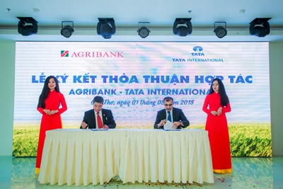 Ông Nguyễn Tiến Hải - Phó Tổng Giám đốc ABIC và ông Jitendra Manghnani - Tổng Giám đốc TATA International Việt Nam ký kết Hợp đồng nguyên tắc