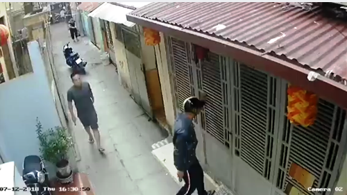 Hai đối tượng đến nhà dò hỏi trên tay vẫn cầm hung khí (ảnh camera an ninh gia đình cung cấp).