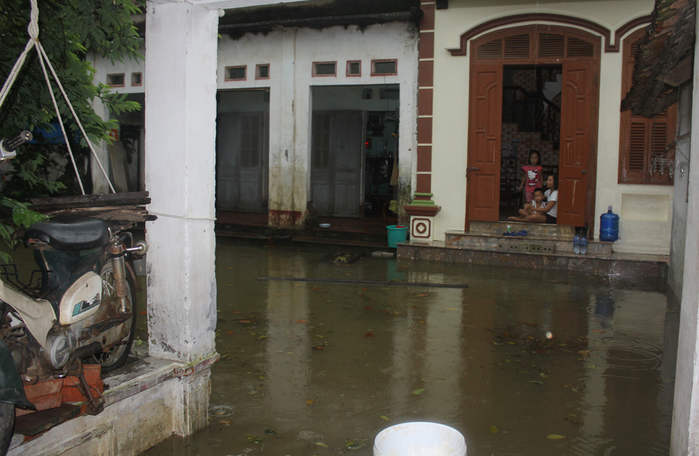 Mưa lớn kéo dài gây ngập lụt những ngày qua khiến cuộc sống người dân nơi đây gặp vô vàn khó khăn