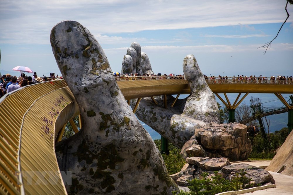 Cầu Vàng được hai bàn tay khổng lồ nâng đỡ nằm trên khu nghỉ dưỡng Bà Nà Hills ở thành phố Đà Nẵng. (Ảnh: Trọng Đạt/TTXVN)