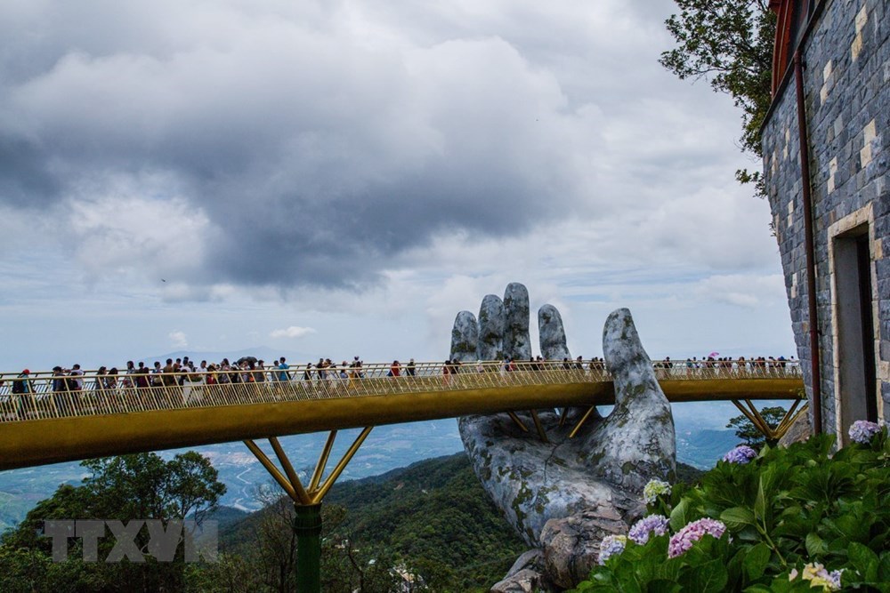 Cầu Vàng được hai bàn tay khổng lồ nâng đỡ, nằm trên khu nghỉ dưỡng Bà Nà Hills ở Đà Nẵng. (Ảnh: Trọng Đạt/TTXVN)