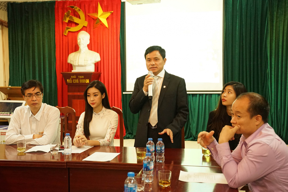 Ông Nguyễn Văn Hoạt, Chủ tịch UBND huyện Mỹ Đức, phát biểu tại buổi Hoa hậu Đỗ Mỹ Linh giao lưu cùng người dân ở Chùa Hương