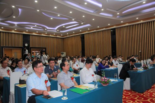 Các đại biểu, khách mời cùng lãnh đạo cơ quan báo chi Trung ương và Hà Nội đến tham dự lễ kỉ niệm