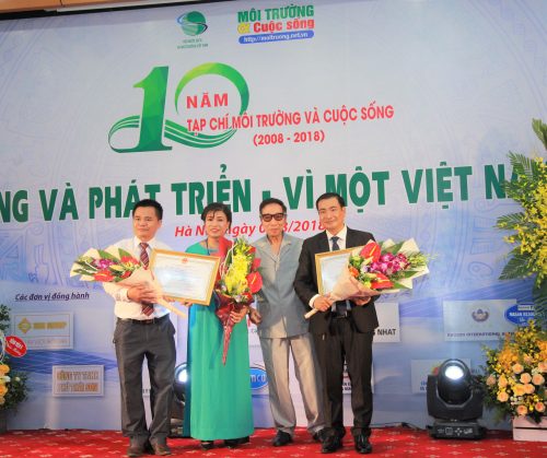 TS. Hồ Ngọc Hải – Chủ tịch Hội Nước sạch và Môi trường Việt Nam trao bằng khen tại buổi lễ