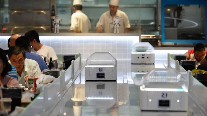 Xem robot phục vụ tại nhà hàng tự động ở Trung Quốc
