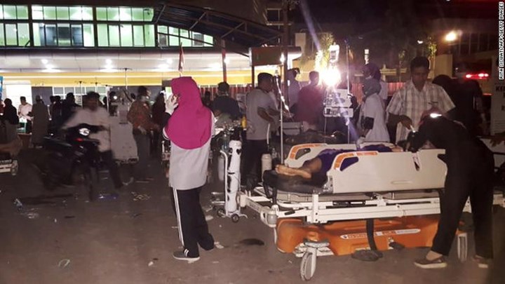 Nhân viên y tế khám chữa bên ngoài bệnh viện tại đảo Lombok sau trận động đất (Ảnh: Getty)