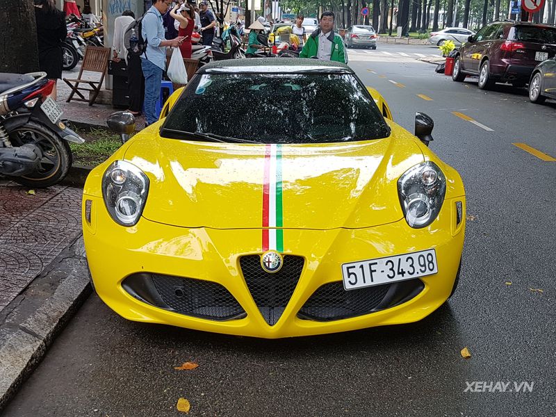 Alfa Romeo 4C Launch Edition rực rỡ giữa phố Sài Gòn