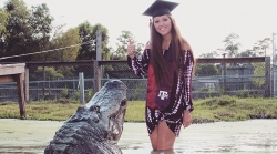 Nữ sinh Mỹ chụp ảnh tốt nghiệp cùng cá sấu