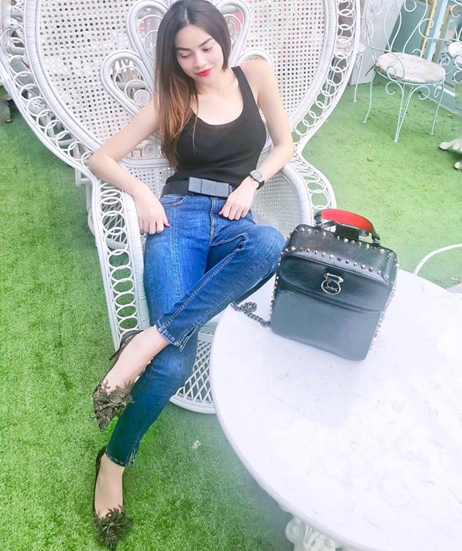 Hồ Ngọc Hà nhấn nhá vòng eo thon bằng công thức sơ vin áo tank và quần jeans cạp cao, không quên khoe khéo bộ đôi ''hàng hot'' từ thương hiệu Christian Louboutin: balô Rubylou nạm đính độc đáo mới tậu có giá lên tới 1.890USD (hơn 40 triệu đồng), và đôi giày cao gót Delikatissima giá 995USD (khoảng 23 triệu đồng).