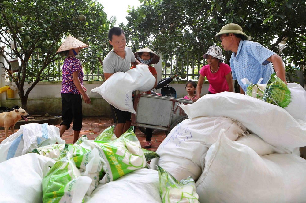 Hàng cứu trợ được tập kết tại nhà của Trưởng thôn Nhân Lý, xã Nam Phương Tiến để chia cho các hộ dân. (Ảnh: Thành Đạt/TTXVN)