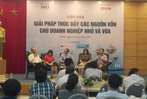 Các diễn giả, chuyên gia kinh tế thảo luận giải pháp thúc đẩy nguồn vốn cho doanh nghiệp Việt Nam