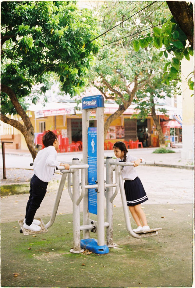 “Có lúc Bảo Châu dỗi Minh Đăng rồi Đăng cầm ô che cho em, những lúc đó mình chỉ bắt lại khoảnh khắc chứ các con không hề diễn một chút nào cả”, Huy Tưởng chia sẻ.