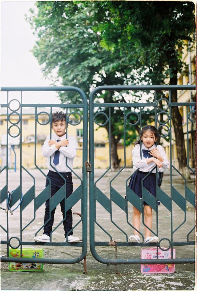 Những người trẻ, đang sống trong thời niên thiếu nên cảm thấy thời gian phía trước còn rất dài, nghĩ rằng tất cả mọi thứ đều có thể quay lại lần nữa. Nhưng không hề ý thức được rằng thời gian vốn như một dòng sông, chỉ có thể chảy về phía trước, không bao giờ có thể lấy lại những gì đã trôi qua. Tuổi thơ, quãng thời gian cắp sách đến trường cũng thế, tất cả chỉ còn là hoài niệm nơi trang sách đã phủ bụi thời gian.