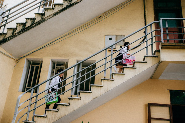 Nhân vật chính trong bộ ảnh này chính là cặp bạn thân, hai bé quen nhau qua một lớp học nhảy, dần dần có thêm nhiều hoạt động chung và trở nên thân thiết. Chị Cù Phương Linh (mẹ bé Bảo Châu) chia sẻ: “Các con đi học suốt nên thường thì cuối tuần sẽ đi chơi cùng nhau, như thế sẽ giúp các con thư giãn, thoải mái hơn. Hai đứa chơi thân được 2 năm, những bộ ảnh chụp chung như thế này thì cả Bảo Châu và Minh Đăng đều rất tự nhiên”.