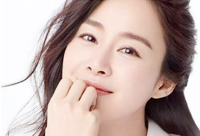 Kim Tae Hee đẹp không tì vết sau gần 1 năm sinh con