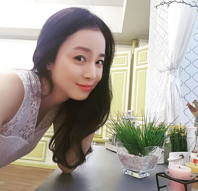Nữ diễn viên 38 tuổi vừa đăng ảnh mới khiến dân mạng trầm trồ trước nhan sắc mặn mà cuốn hút.