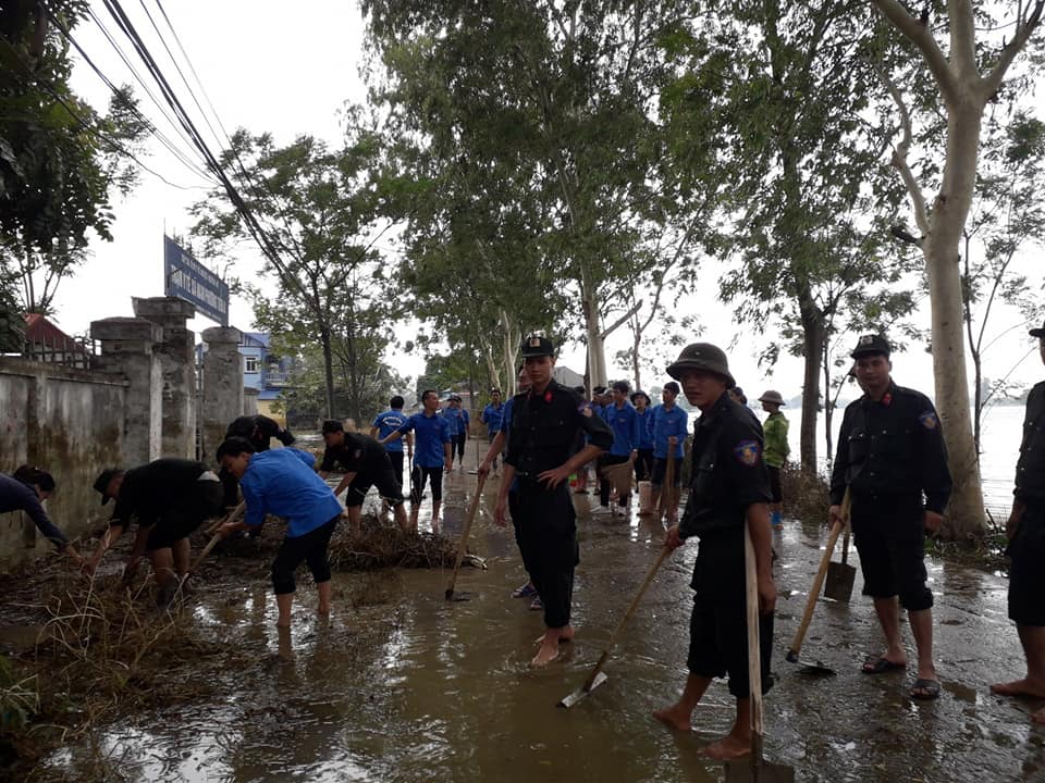 Tuổi trẻ huyện Chương Mỹ phối hợp với lực lượng công an chủ động vệ sinh môi trường sau ngập úng tại xã Nam Phương Tiến