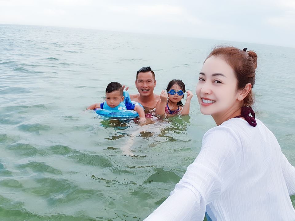 Hiện tại, gia đình Hoa hậu Châu Á tại Mỹ 2006 đang có chuyến đi nghỉ dưỡng tại Đà Nẵng sau những ngày làm việc căng thẳng, mệt mỏi.