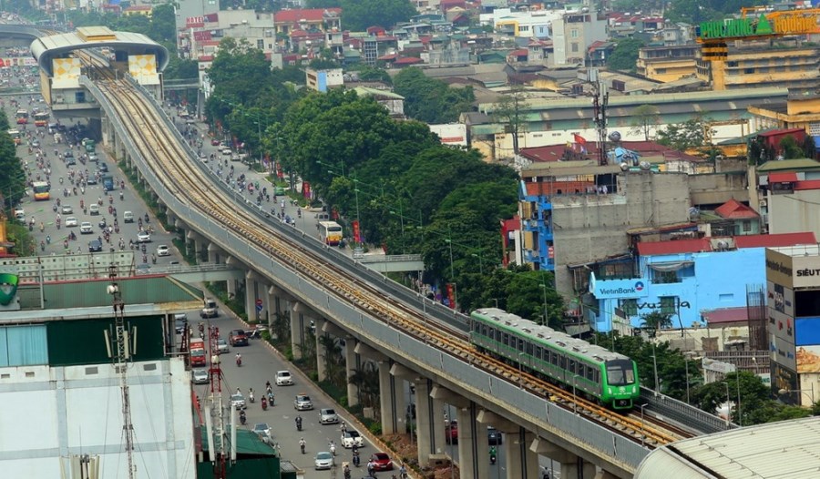 Đoàn tàu chạy theo trục đường Nguyễn Trãi giúp giảm ùn tắc giao thông đô thị. (Ảnh: Huy Hùng/TTXVN)