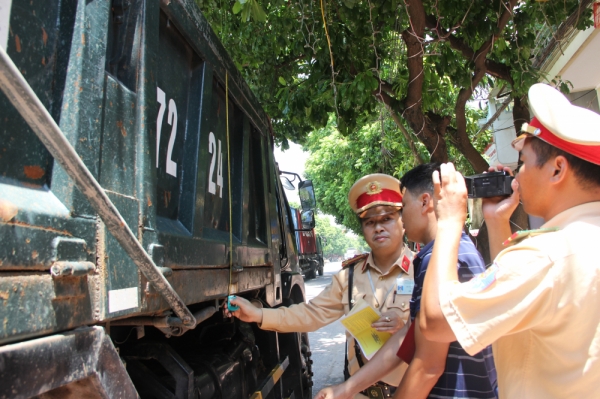 Trong 8 tháng đầu năm, lực lượng Cảnh sát giao thông TP. Bắc Giang đã xử lý trên 840 trường hợp xe quá khổ, quá tải.