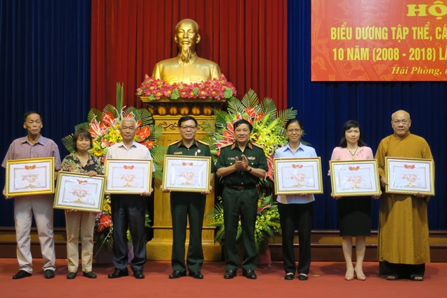 8 tập thể nhận Bằng tri ân “Tấm lòng vàng” của Trung ương Hội Nạn nhân chất độc da cam/dioxin Việt Nam