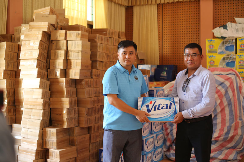 Đại diện Tập đoàn Bitexco tặng nước uống tinh khiết cho nhân dân 3 xã: Nam Phương Tiến, Tân Tiến, Hoàng Văn Thụ (huyện Chương Mỹ).