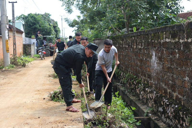 Lực lượng vũ trang hỗ trợ nhân dân xã Nam Phương Tiến (huyện Chương Mỹ) tổng vệ sinh môi trường trong ngày 12-8
