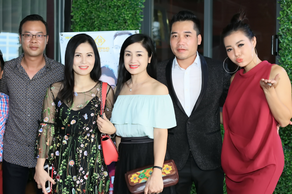 Ca sĩ Tuấn Hiệp hát