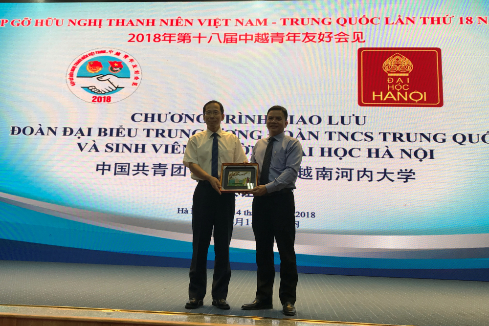 Đại diện đoàn đại biểu thanh niên Viêt Nam và Trung Quốc trao tặng quà lưu niệm