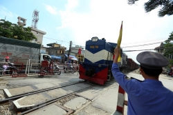 Chủ tịch Đường sắt: "Thế kỷ 21 vẫn cầm cờ chạy chân đất để bắt tàu"