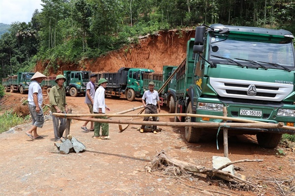 Người dân thôn Phương Đạo II, xã Lương Thịnh bức xúc chặn xe tải và nhà máy tuyển quặng đã xả bùn thải vào ruộng lúa