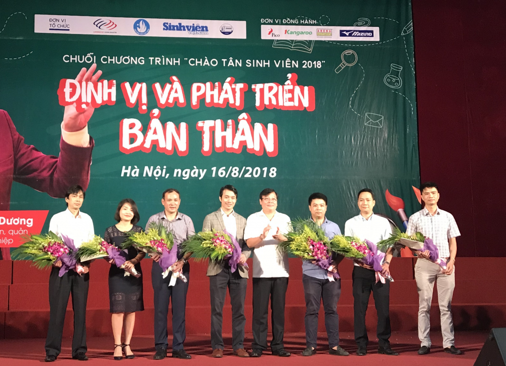 Đại diện lãnh đạo Trung ương tặng hoa các đơn vị tổ chức và đồng hành cùng chương trình Chào tân sinh viên 2018